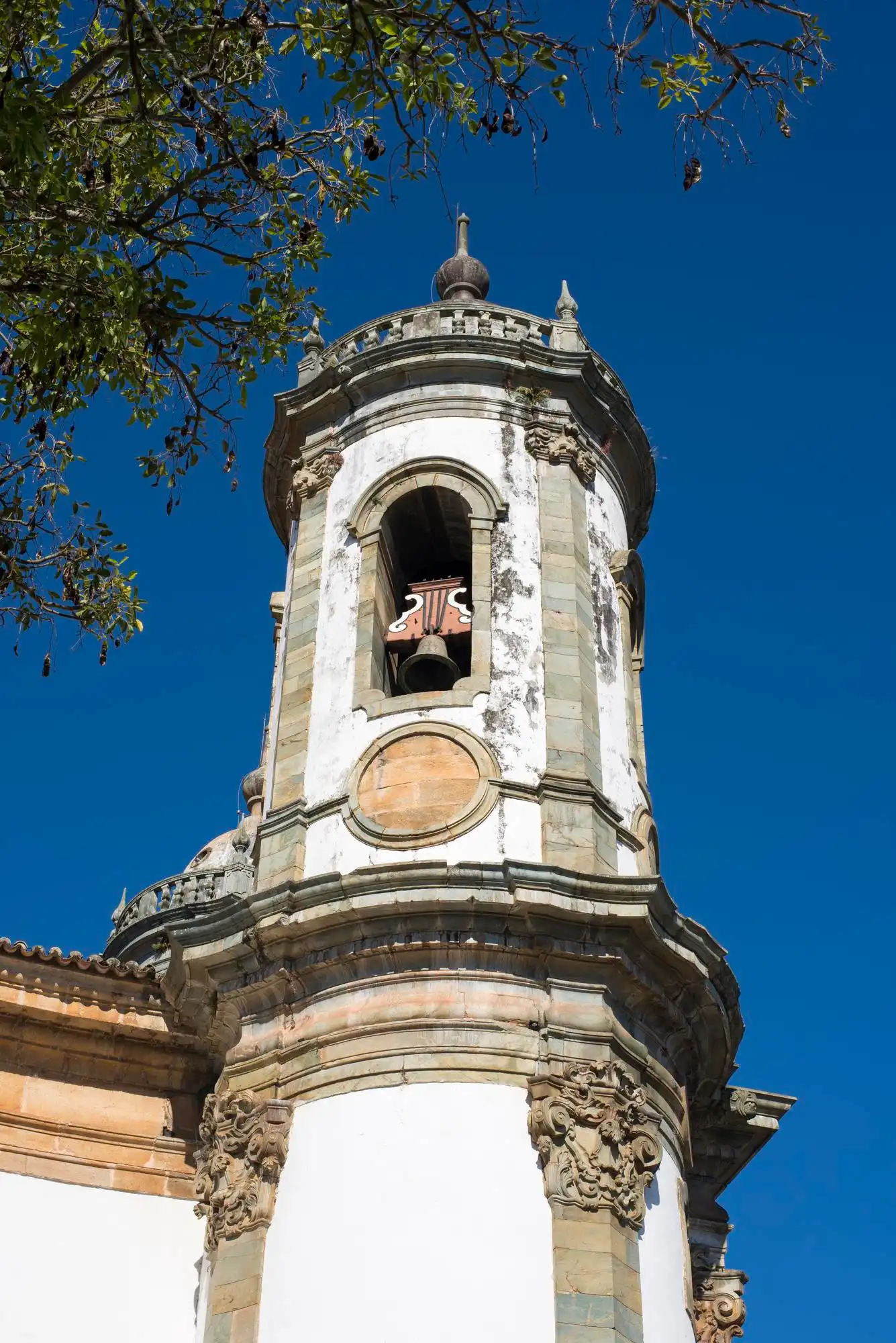 Sino de bronze histórico em torre de igreja